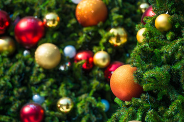 Obraz na płótnie Canvas Christmas tree with red and golden balls ornament