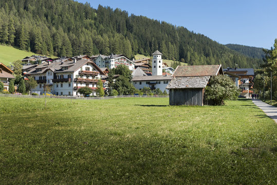 Italien, Dolomiten, Hochpustertal, Naturpark Drei Zinnen, Blick auf die Gemeinde Moos.