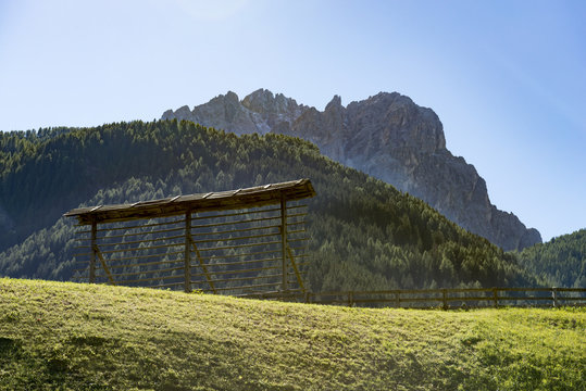 Italien, Dolomiten, Hochpustertal, Naturpark Drei Zinnen, sogenannte "Harfe" (Heutrockner), Trockenvorrichtung im Pustertal.