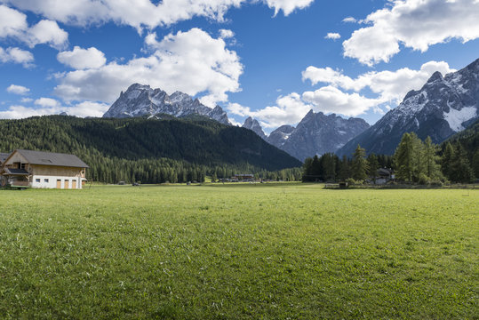 Italien, Dolomiten, Hochpustertal, Naturpark Drei Zinnen, im Hintergrund die Sextener Rotwand, der Elferkofel,Zw&ouml;lferkofel und der Einserkofel