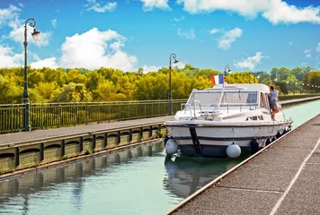 Foto op Canvas Brire. Bateau sur le pont canal, Loiret, Pays de Loire, France © guitou60
