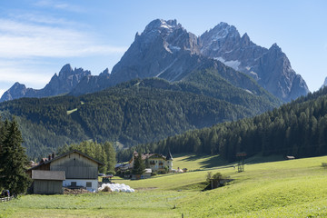 Fototapeta na wymiar Italien, Dolomiten, Hochpustertal, Naturpark Drei Zinnen, Landschaft bei Moos, im Hintergrund die Sextner Rotwand.