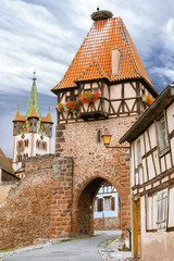 Obraz premium Chatenois. La Tour des Sorcières et nid de cigognes. Bas Rhin. Alsace