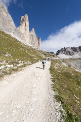 Fototapeta na wymiar Italien, Dolomiten, Hochpustertal, Naturpark Drei Zinnen, Wanderweg auf der Südseite der Drei Zinnen zwischen Auronzo- und Lavaredo Hütte.