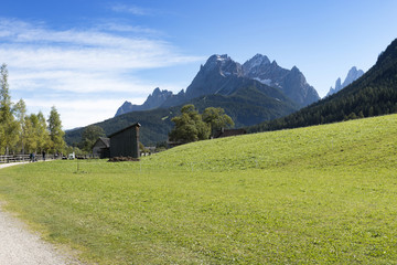 Fototapeta na wymiar Italien, Dolomiten, Hochpustertal, Naturpark Drei Zinnen, Landschaft bei Moos, im Hintergrund die Sextner Rotwand 2965m.