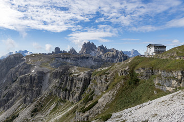 Fototapeta na wymiar Italien, Dolomiten, Hochpustertal, Naturpark Drei Zinnen, Auronzo Hütte mit der Cadini Gruppe im Hintergrund.