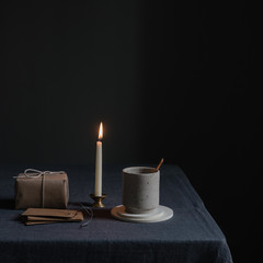 Gemütlich Geschenke einpacken bei Kerzenschein mit Kaffee