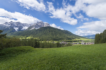 Obraz premium Italien, Dolomiten, Hochpustertal, Naturpark Drei Zinnen, Blick auf die Gemeinde Moos.
