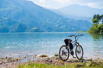 Obraz premium Sport bike left near shoreline, Pokhara, Nepal