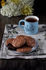 Tea with chocolate chip cookies with cracks