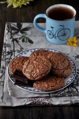 Tea with chocolate chip cookies with cracks