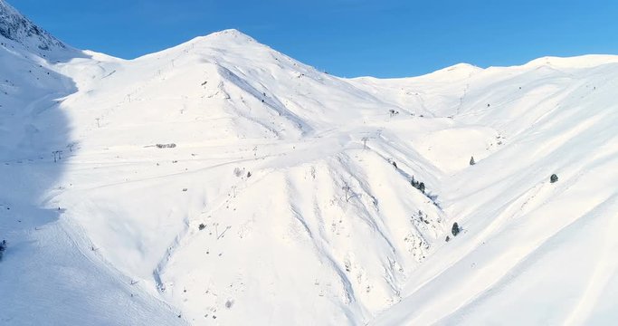 Vue a&eacute;rienne au dessus d'un t&eacute;l&eacute;si&egrave;ge dans une montagne blanche de neige - ski snowboard ciel bleu pic ensoleill&eacute;e enneig&eacute;e vacance voyage sport hiver piste