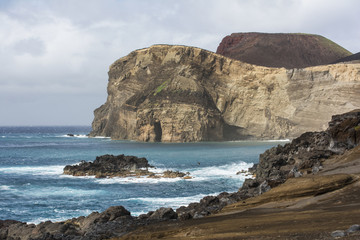 Vulkanische Küstenlandschaft der "Ponta dos Capelinhos" .