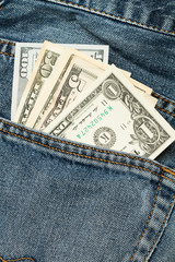 Dolares dentro de un bolsillo de un pantalón de jean