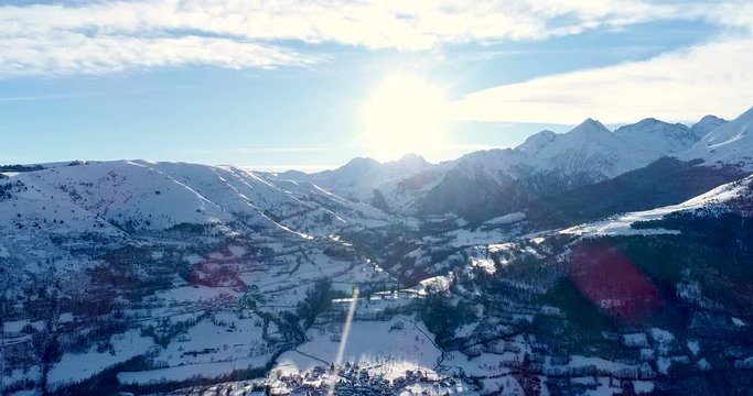 Magnifique village enneig&eacute; en bas de la montagne sous le soleil, un paysage d'hiver - ensoleill&eacute;e neige ville ciel soleil nuage vall&eacute;e
