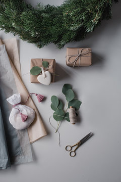 Geschenke einpacken zu Weihnachten mit Tanne und Eukalyptus