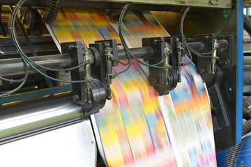 Rollen-Offset Druckmaschine in einer Druckerei für Zeitungen und Prospekte // offset press machine...