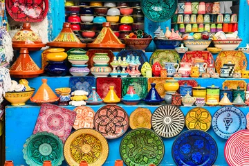 Foto op Plexiglas kleurrijk aardewerk bij Marokkaanse winkel © jon_chica