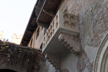 Tourist visiting romeo and juliet house in verona leaving love symbols