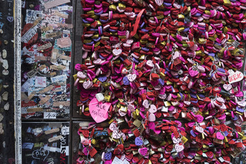 Tourist visiting romeo and juliet house in verona leaving love symbols