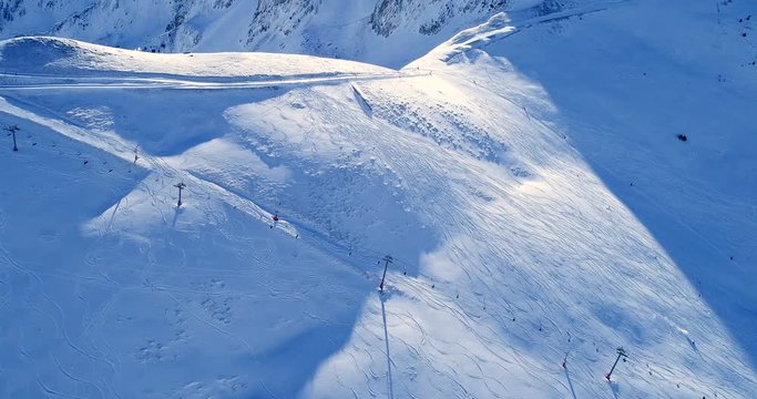 Vue au dessus d'un t&eacute;l&eacute;si&egrave;ge dans une montagne enneig&eacute;e - neige c&acirc;ble si&egrave;ge monter descendre montagne vacances tourisme voyage sport skieur soleil