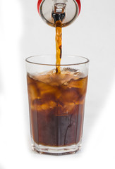 Prepare a frosted cola in a glass