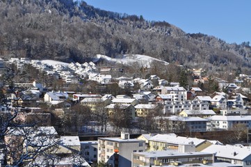 Fototapeta na wymiar Verschneite Häuser am Berg der Felsenegg in Adliswil, im Winter, Sihltal, Kanton Zürich - Schweiz