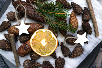 Рождественская открытка с еловыми шишками и апельсинами. 