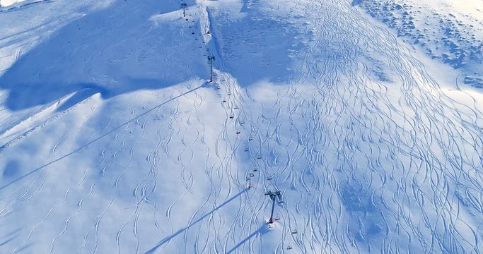 Vue a&eacute;rienne d'un t&eacute;l&eacute;si&egrave;ge fonctionnant &agrave; la montagne - neige c&acirc;ble si&egrave;ge monter descendre vacances tourisme voyage sport skieur soleil
