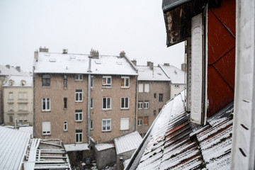 Fototapeta na wymiar Snow on the rooftops