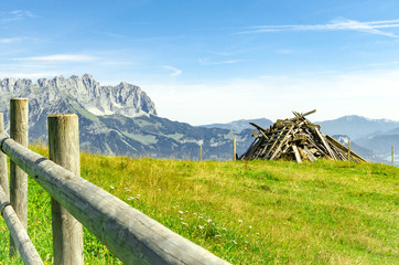 Panorama vom Wilden Kaiser in Tirol bei Sonnenschein und blauem Himmel mit Blick von den Bergen (Hartkaiser) in Ellmau - obrazy, fototapety, plakaty