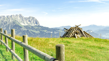 Fototapeta premium Panorama vom Wilden Kaiser in Tirol bei Sonnenschein und blauem Himmel mit Blick von den Bergen (Hartkaiser) in Ellmau