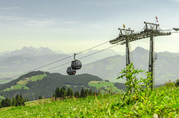 Panorama vom Wilden Kaiser in Tirol bei Sonnenschein und blauem Himmel mit Blick von den Bergen...