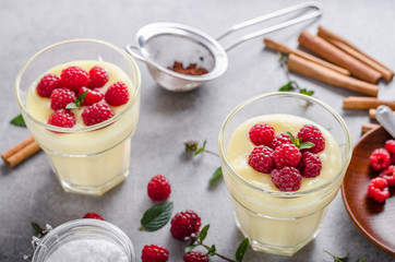 Vannila berries pudding