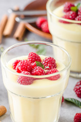 Vannila berries pudding