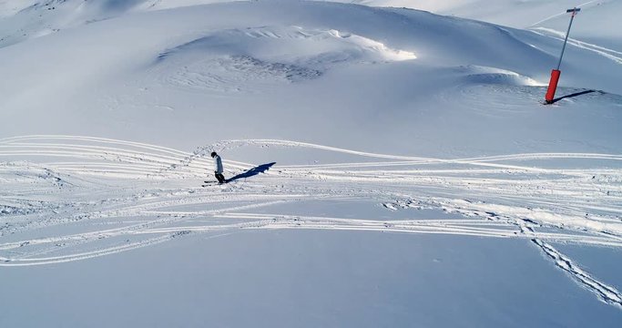 Skieurs pr&ecirc;t &agrave; skier sur une piste enneig&eacute;e - vue a&eacute;rienne - neige descendre montagne France vacances tourisme voyage sport pr&ecirc;t soleil descente station