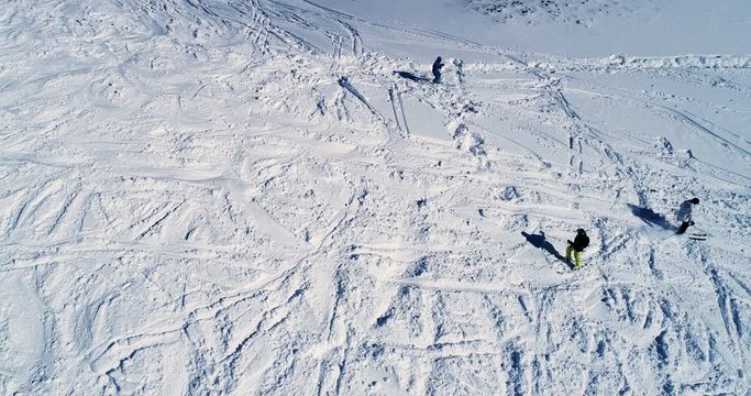 Vue a&eacute;rienne de skieurs pr&ecirc;ts &agrave; descendre la piste de ski en hiver - neige montagne France vacances tourisme voyage sport pr&ecirc;t soleil descente station