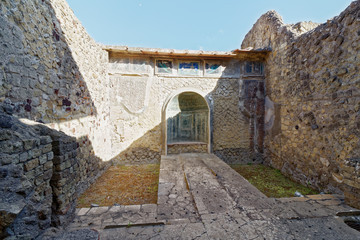 Fototapeta na wymiar Courtyard of ruined building in Herculaneum, Naples, italy