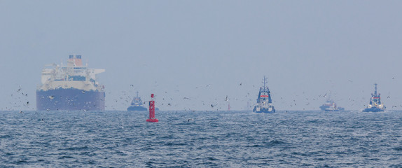 GAS CARRIER - The big ship enters the port of Swinoujscie   © Wojciech Wrzesień