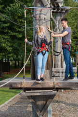 junges Paar hat Spaß im Hochseilgarten