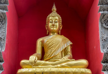 Obraz premium Golden Buddha statue at the Wat Bupparam Temple in Chiang Mai Thailand