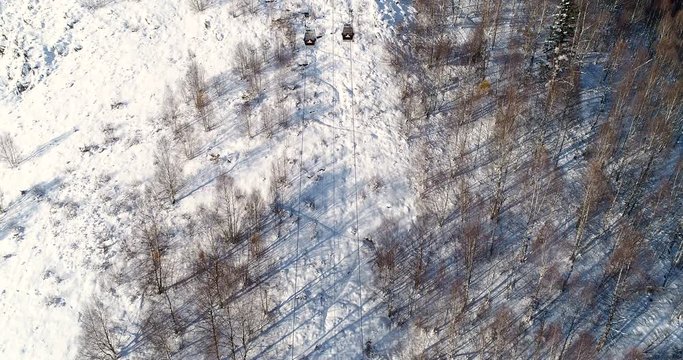 Vue a&eacute;rienne au dessus d'un t&eacute;l&eacute;si&egrave;ge dans une station de ski - for&ecirc;t montagne skieur neige arbre monter descendre c&acirc;ble vacances tourisme voyage sport