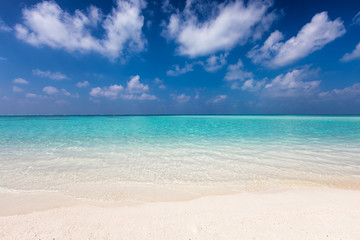 Fototapeta na wymiar Tropischer Strand mit türkisem Wasser