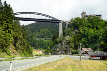 Fototapeta premium Austria, Tirol, Trisanna Bridge