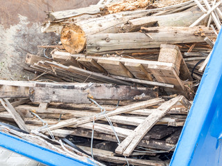 Container mit Holz