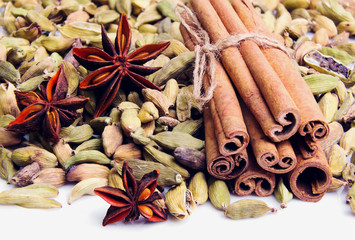 cinnamon sticks, star anise and cardamom
