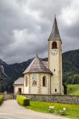 Fototapeta na wymiar Small white church in the Alps