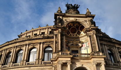 Fassade der Semperoper mit Hauptportal vor strahlend blauem Himmel