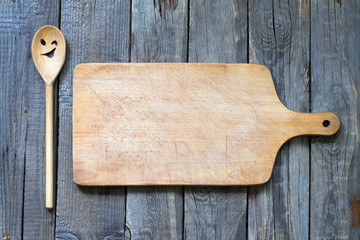Old retro vitnage empty cutting board fun food concept background with spoon
