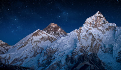 Panoramisch uitzicht op Mount Everest en Mount Nuptse genomen na zonsondergang, Himalaya